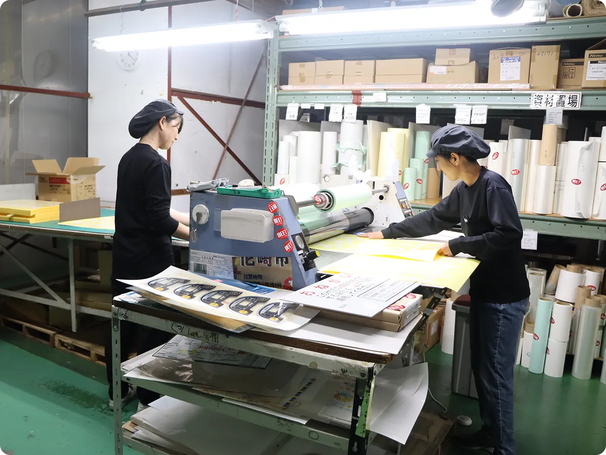 高速全自動印刷ラインの機器が動いている様子