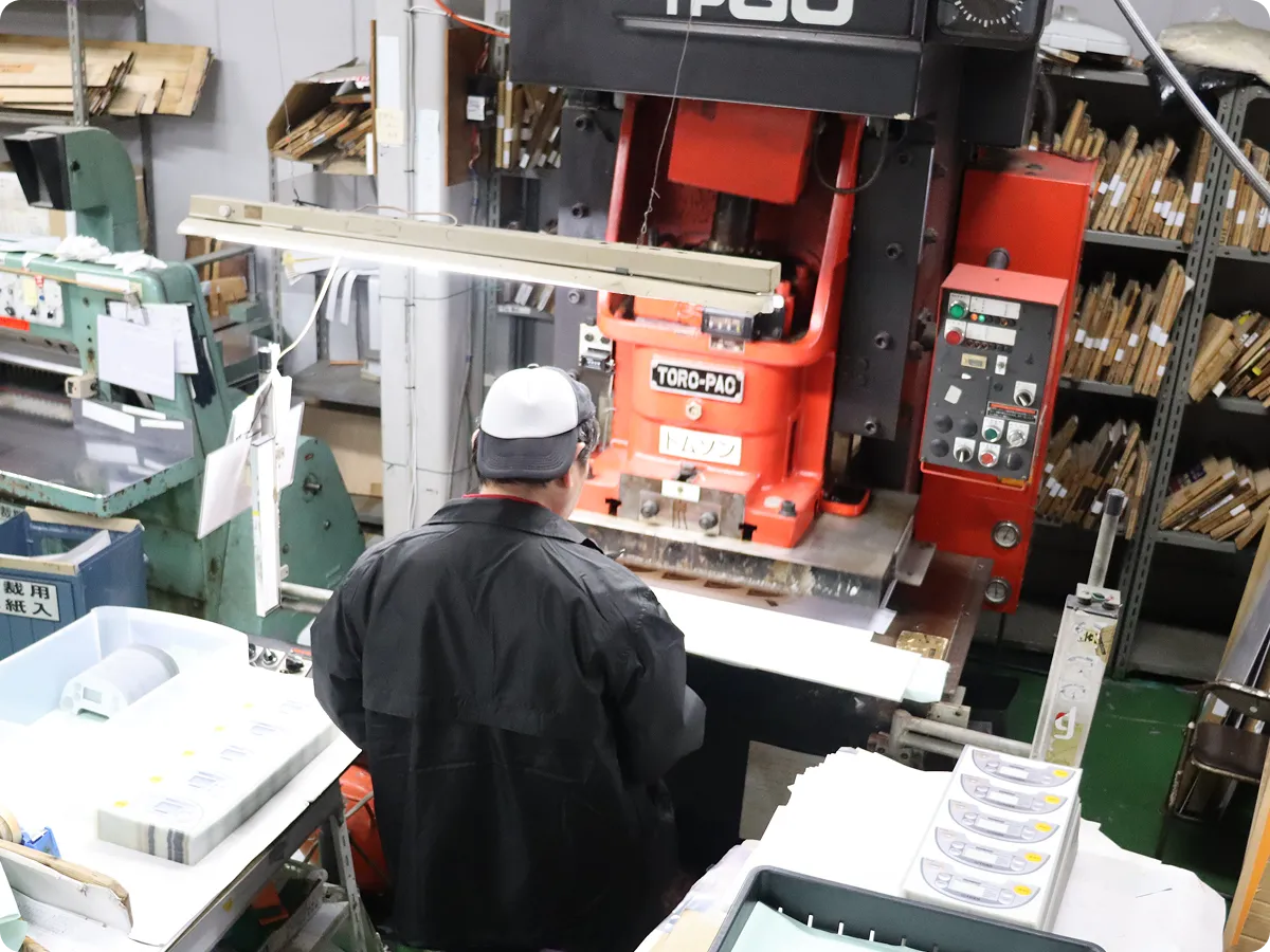 高速全自動印刷ラインの機器が動いている様子