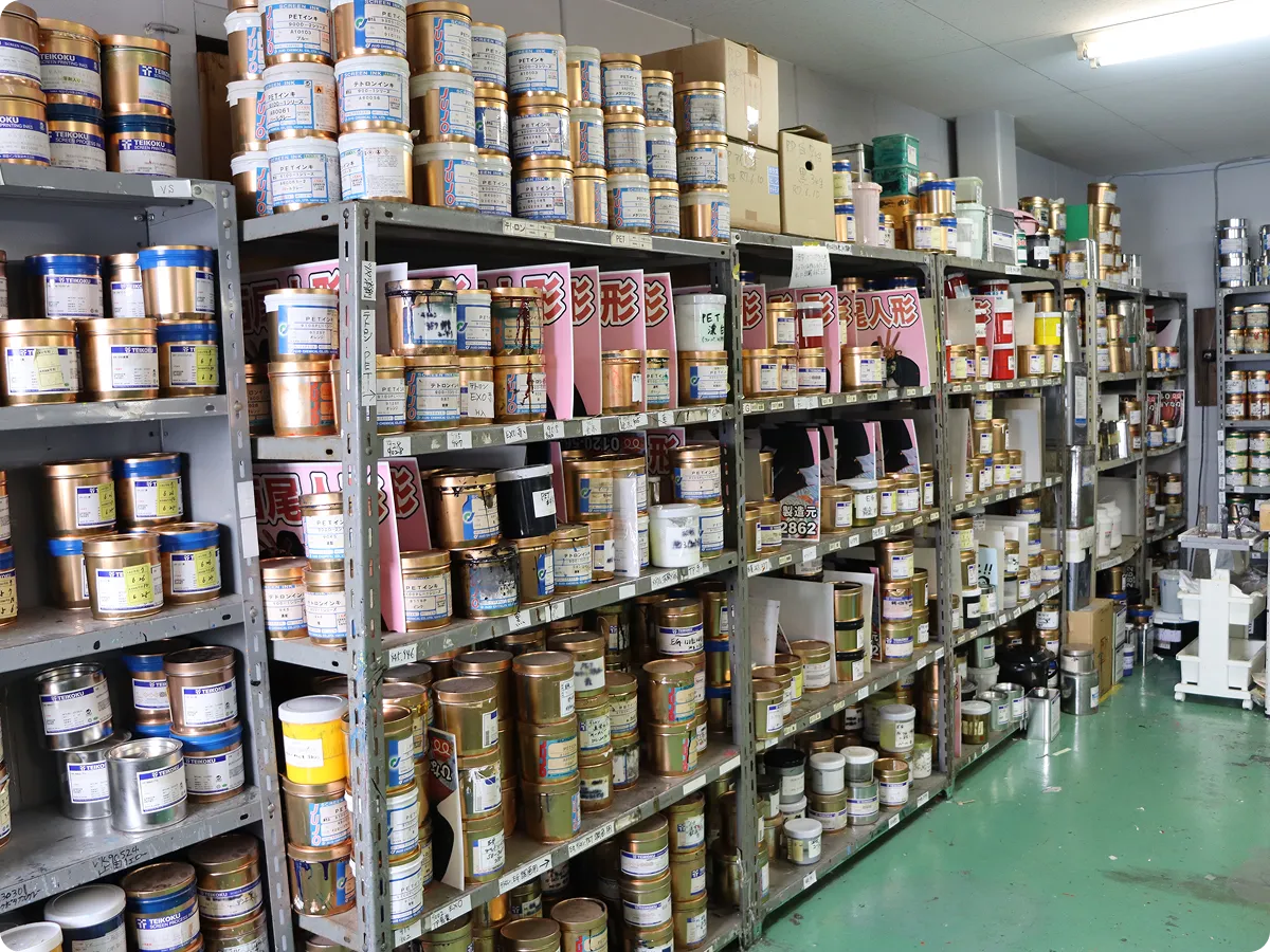 精密印刷機を操作している様子