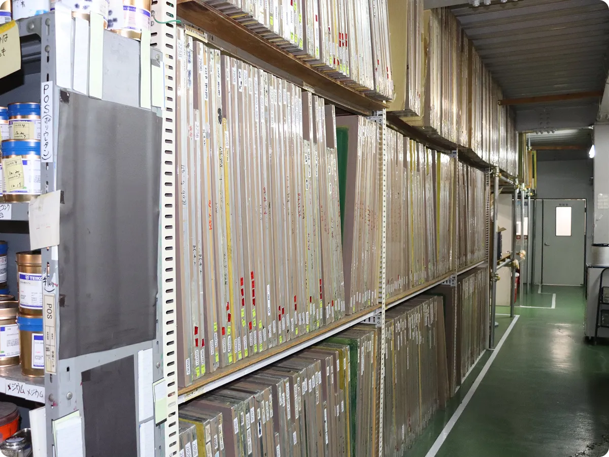 精密印刷機を操作している様子