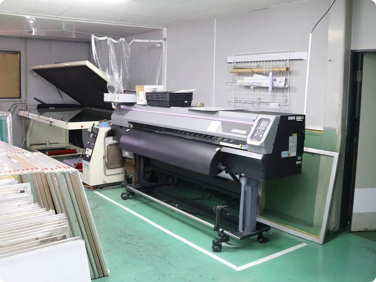 精密印刷機を操作している様子