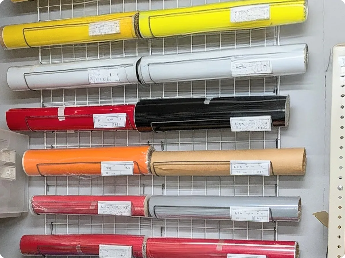 精密印刷機を操作している様子