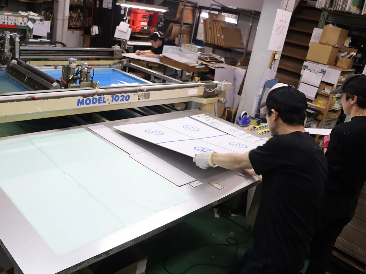 高速全自動印刷ラインの機器が動いている様子