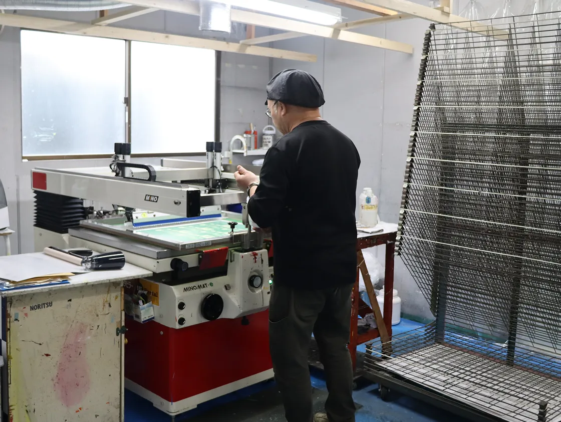 工場内で印刷印刷製品機器を操作している様子