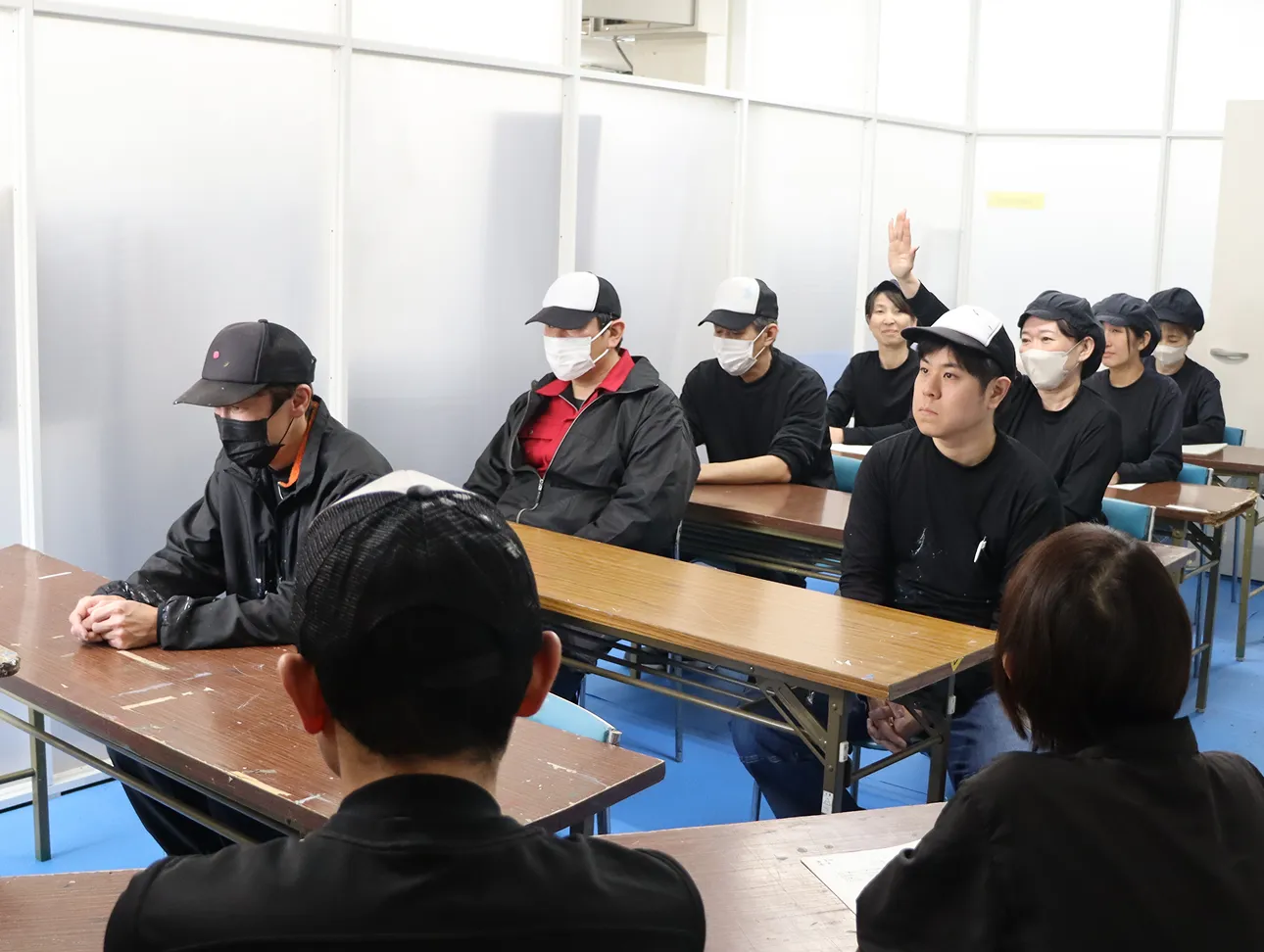 従業員が会議をしている様子