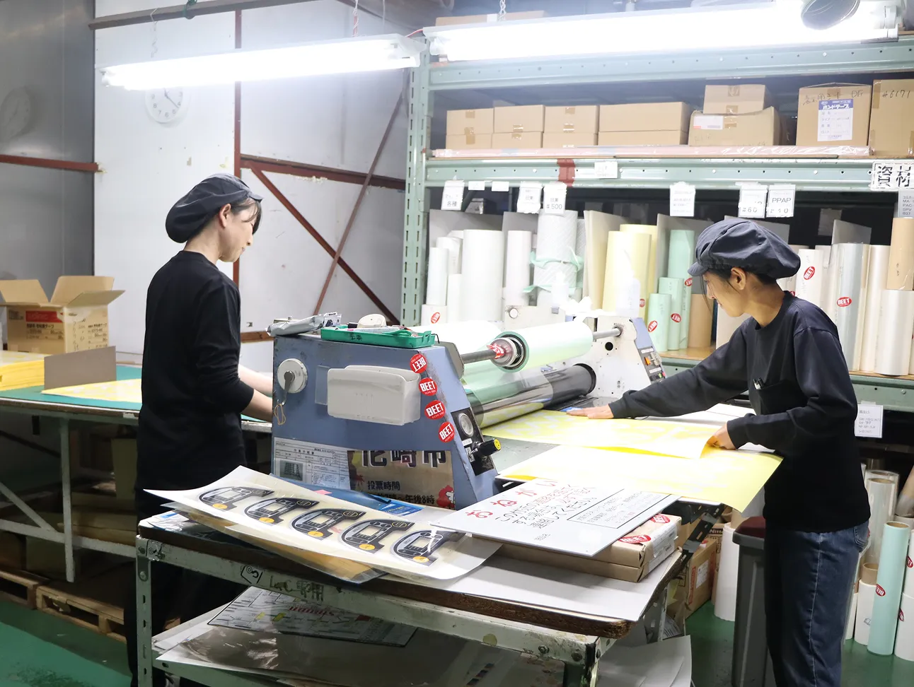 従業員が会議をしている様子